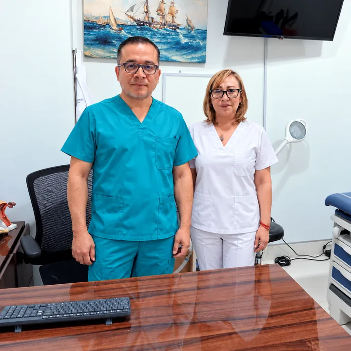 Dr. Andrés Morales y su enfermera en el consultorio de ginecología en Hospital MediMAC, Ecatepec