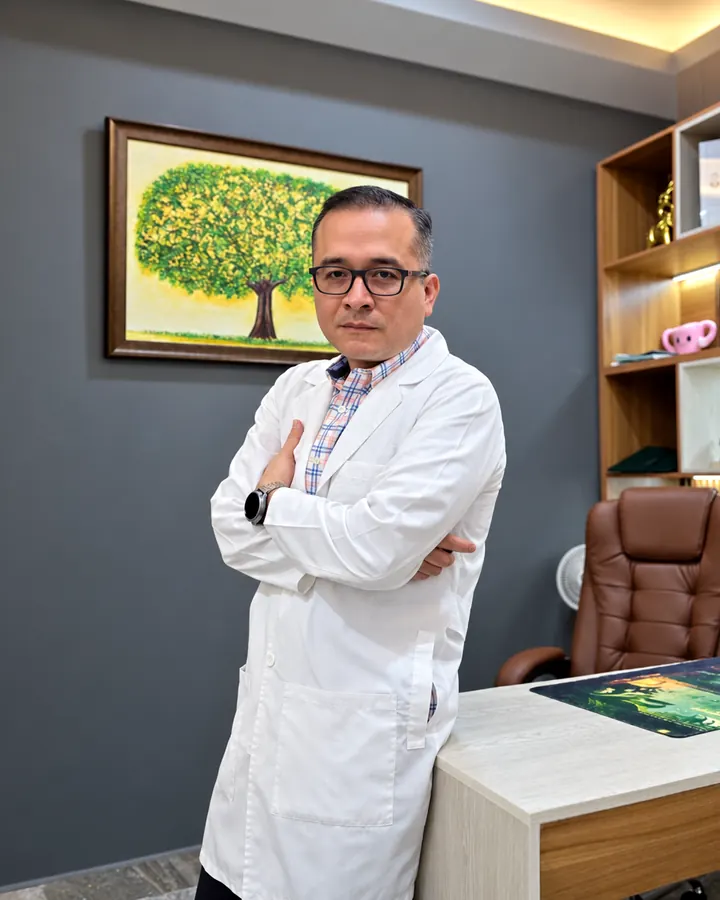 Dr. Andrés Iván Morales Cervantes, ginecólogo y obstetra en Ecatepec, en su consultorio