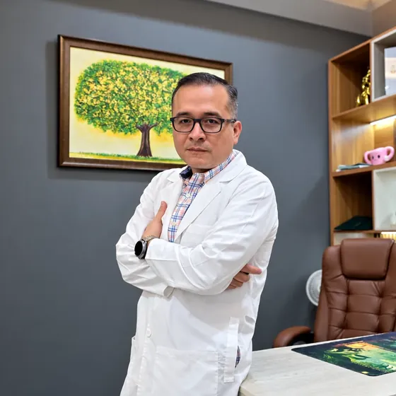 Dr. Andrés Morales, ginecólogo que atiende prolapso uterino en Ecatepec