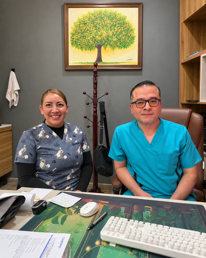 Dr. Andrés Morales y su enfermera en el consultorio de ginecología en Ecatepec, listos para revisar tu caso