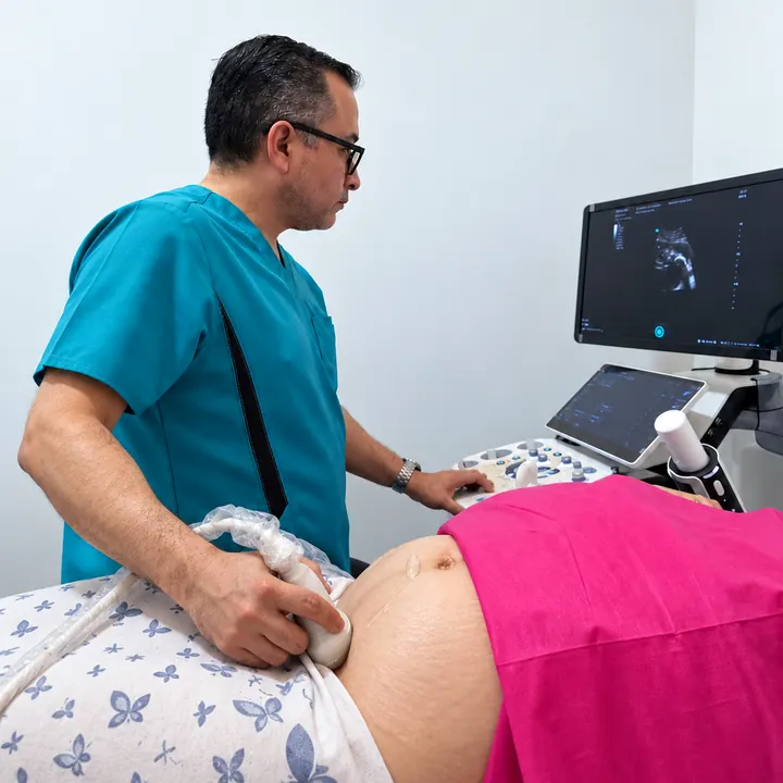 Dr. Andrés Morales realizando un ultrasonido obstétrico a una paciente embarazada en Ecatepec